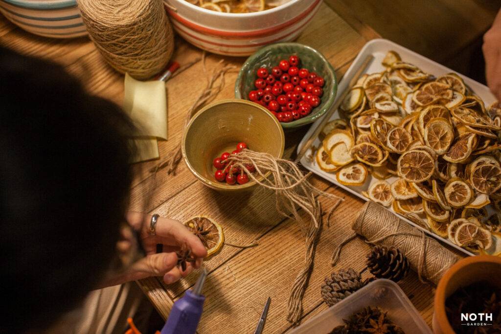 chuẩn bị đồ trang trí